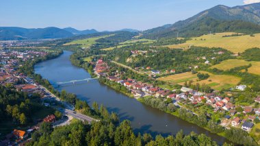 Vah nehri Slovakya 'daki Strecno köyünü geçiyor.