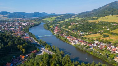 Vah nehri Slovakya 'daki Strecno köyünü geçiyor.