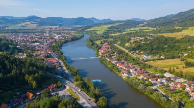 Vah nehri Slovakya 'daki Strecno köyünü geçiyor.