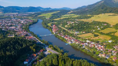 Vah nehri Slovakya 'daki Strecno köyünü geçiyor.