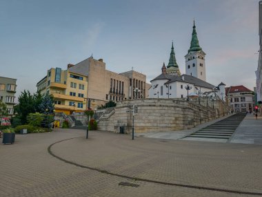 Zilina, Slovakya 'daki Andrej Hlinka Meydanı' nın gün batımı manzarası.