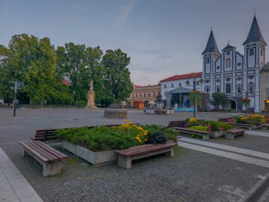 Zilina, Slovakya 'daki Marianske isim meydanının gün batımı manzarası.