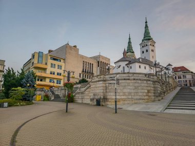 Zilina, Slovakya 'daki Andrej Hlinka Meydanı' nın gün batımı manzarası.