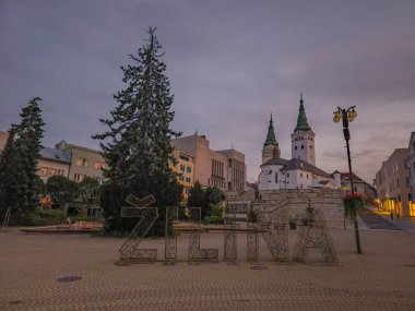 Zilina, Slovakya 'daki Andrej Hlinka Meydanı' nın gün batımı manzarası.