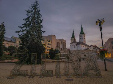 Zilina, Slovakya 'daki Andrej Hlinka Meydanı' nın gün batımı manzarası.