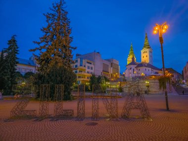 Zilina, Slovakya 'daki Andrej Hlinka Meydanı' nın gün batımı manzarası.