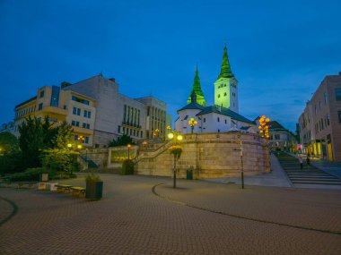 Zilina, Slovakya 'daki Andrej Hlinka Meydanı' nın gün batımı manzarası.