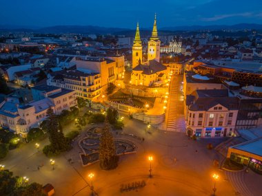 Zilina, Slovakya 'daki Andrej Hlinka Meydanı' nın gün batımı manzarası.