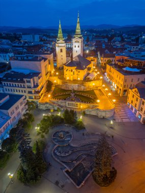 Zilina, Slovakya 'daki Andrej Hlinka Meydanı' nın gün batımı manzarası.