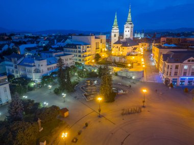 Zilina, Slovakya 'daki Andrej Hlinka Meydanı' nın gün batımı manzarası.