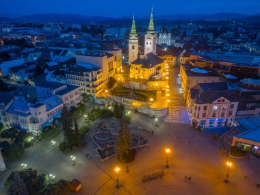 Zilina, Slovakya 'daki Andrej Hlinka Meydanı' nın gün batımı manzarası.