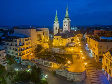 Zilina, Slovakya 'daki Andrej Hlinka Meydanı' nın gün batımı manzarası.