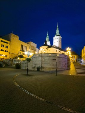 Slovakya, Zilina 'daki Kutsal Üçleme Katedrali' nin gün batımı manzarası.