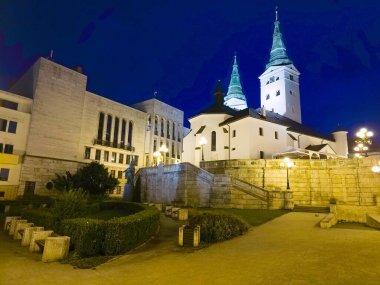 Slovakya, Zilina 'daki Kutsal Üçleme Katedrali' nin gün batımı manzarası.