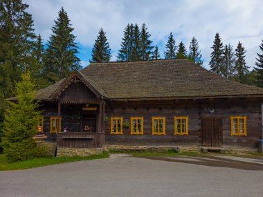 Nova Bystrica, Slovakya 'daki Kysuce Village Müzesi' nde geleneksel mimari.
