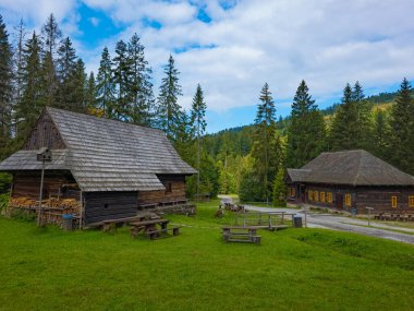 Nova Bystrica, Slovakya 'daki Kysuce Village Müzesi' nde geleneksel mimari.