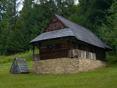 Nova Bystrica, Slovakya 'daki Kysuce Village Müzesi' nde geleneksel mimari.