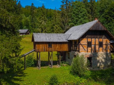 Nova Bystrica, Slovakya 'daki Kysuce Village Müzesi' nde geleneksel mimari.