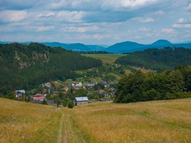 Slovakya 'daki Lietava kalesi yakınlarındaki panorama manzarası.