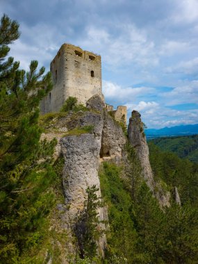 Slovakya 'daki Lietava şatosunun Panorama manzarası.