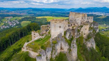 Slovakya 'daki Lietava şatosunun Panorama manzarası.