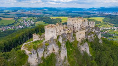 Slovakya 'daki Lietava şatosunun Panorama manzarası.