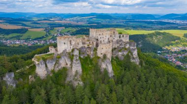 Slovakya 'daki Lietava şatosunun Panorama manzarası.