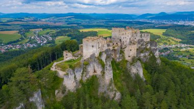 Slovakya 'daki Lietava şatosunun Panorama manzarası.