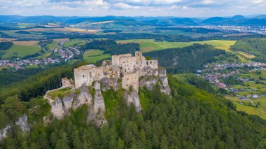 Slovakya 'daki Lietava şatosunun Panorama manzarası.