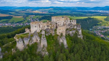 Slovakya 'daki Lietava şatosunun Panorama manzarası.
