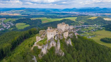 Slovakya 'daki Lietava şatosunun Panorama manzarası.