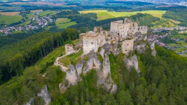 Slovakya 'daki Lietava şatosunun Panorama manzarası.