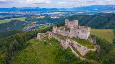 Slovakya 'daki Lietava şatosunun Panorama manzarası.