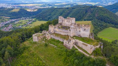 Slovakya 'daki Lietava şatosunun Panorama manzarası.