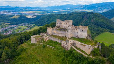 Slovakya 'daki Lietava şatosunun Panorama manzarası.