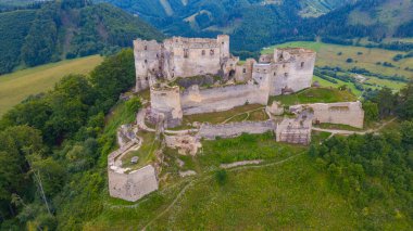 Slovakya 'daki Lietava şatosunun Panorama manzarası.
