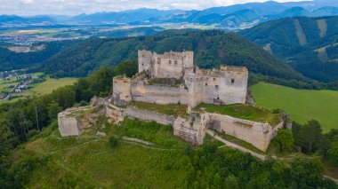 Slovakya 'daki Lietava şatosunun Panorama manzarası.