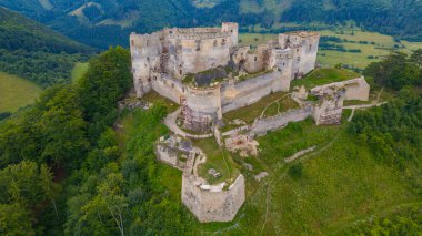 Slovakya 'daki Lietava şatosunun Panorama manzarası.