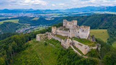 Slovakya 'daki Lietava şatosunun Panorama manzarası.