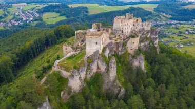 Slovakya 'daki Lietava şatosunun Panorama manzarası.