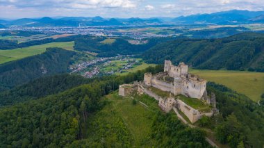 Slovakya 'daki Lietava şatosunun Panorama manzarası.