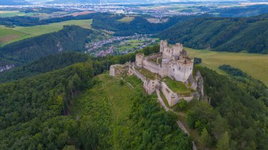 Slovakya 'daki Lietava şatosunun Panorama manzarası.
