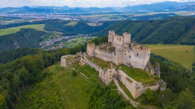 Slovakya 'daki Lietava şatosunun Panorama manzarası.