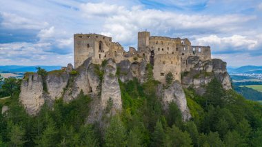 Slovakya 'daki Lietava şatosunun Panorama manzarası.