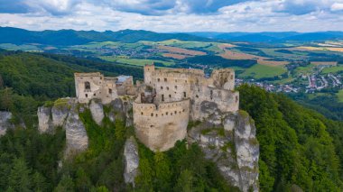 Slovakya 'daki Lietava şatosunun Panorama manzarası.