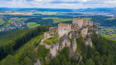 Slovakya 'daki Lietava şatosunun Panorama manzarası.