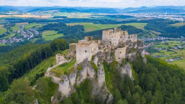 Slovakya 'daki Lietava şatosunun Panorama manzarası.