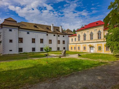 Slovakya 'daki Brodzany Kalesi' nde yaz günü.