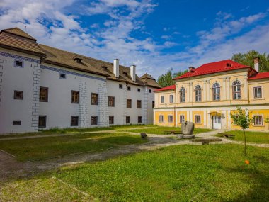 Slovakya 'daki Brodzany Kalesi' nde yaz günü.