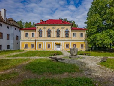 Slovakya 'daki Brodzany Kalesi' nde yaz günü.
